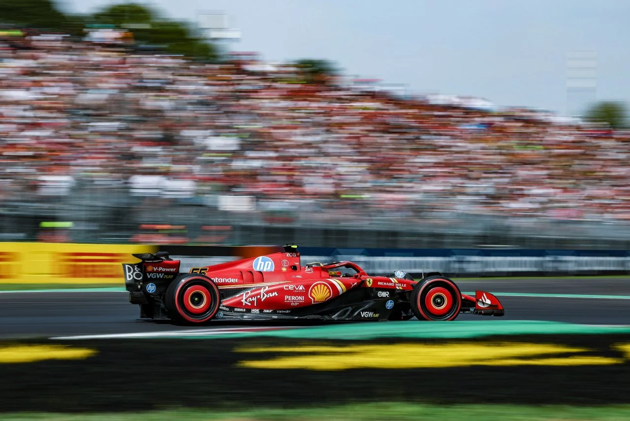 Carlos Sainz a toda velocidad en Monza, el GP de Italia, con su monoplaza rojo.