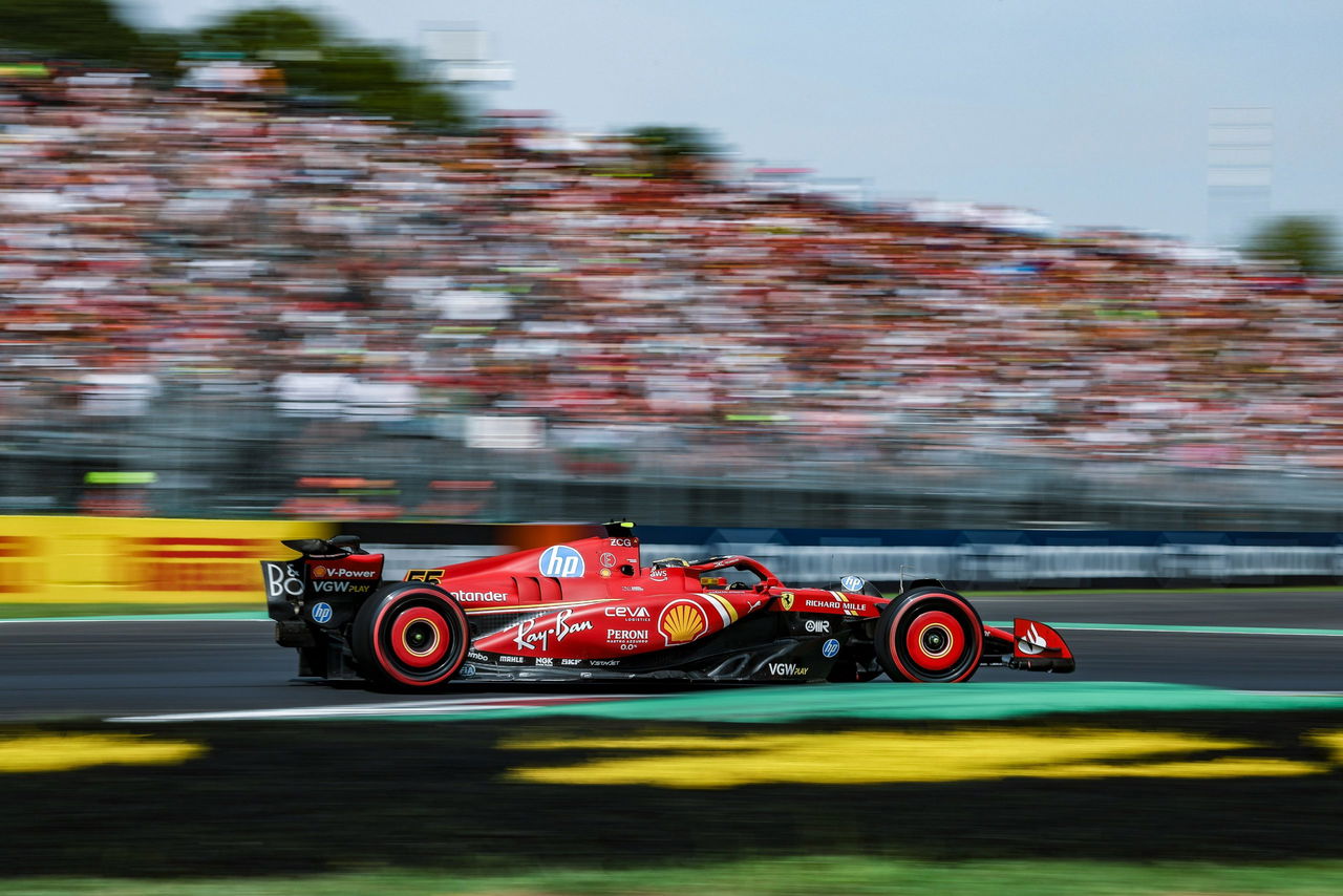 Carlos Sainz a toda velocidad en Monza, el GP de Italia, con su monoplaza rojo.