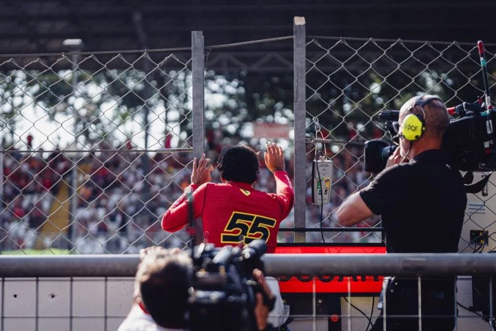 Carlos Sainz agita a los Tifosi en clasificación de Monza.