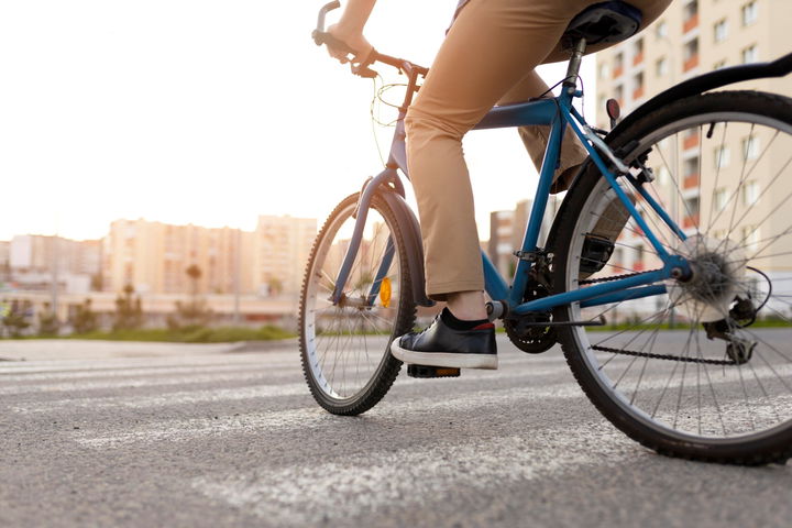 Ciclista utilizando la calzada en vez del carril bici disponible.