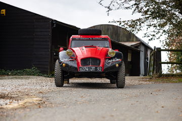 Vista frontal y lateral de un Citroën 2CV modificado para rally, con tracción total.