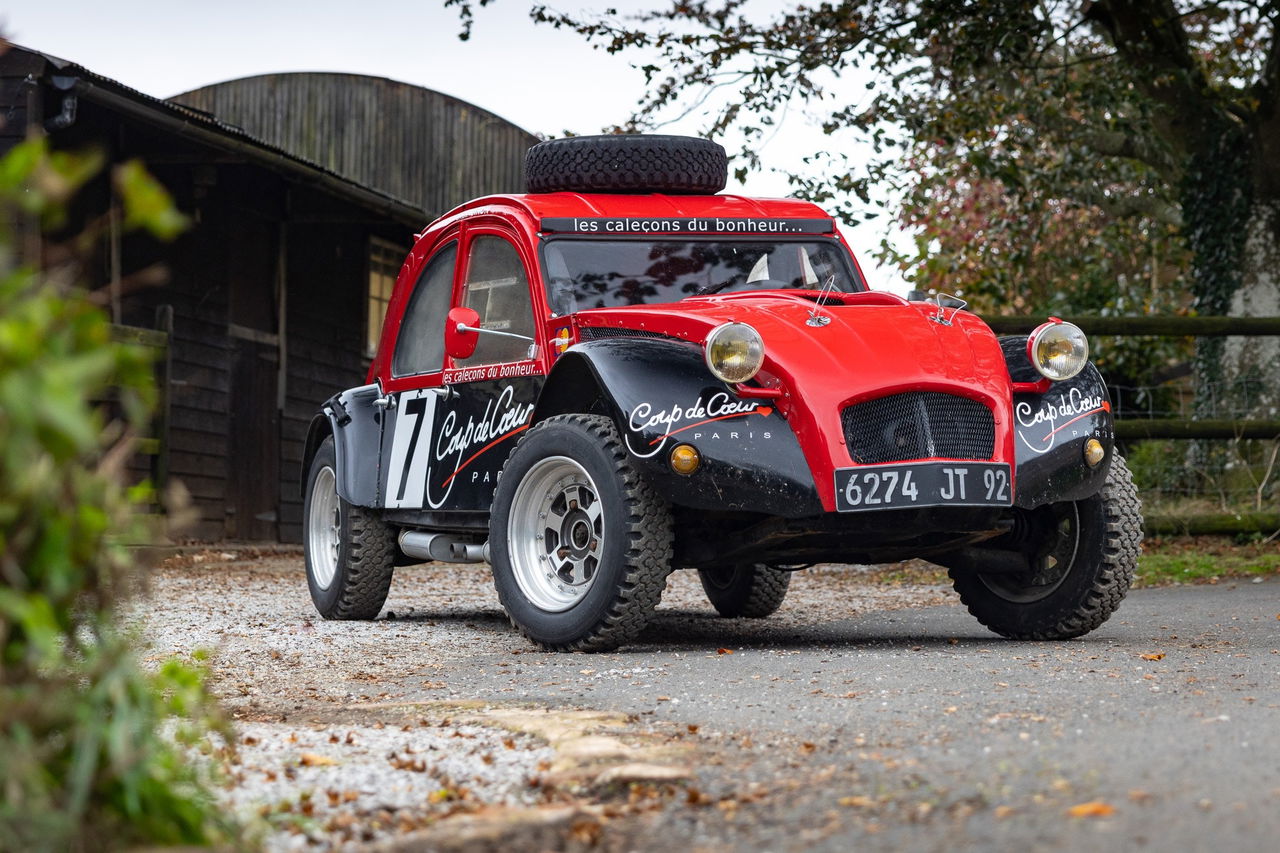 Citroën 2CV modificado con dos motores y tracción total en acción.