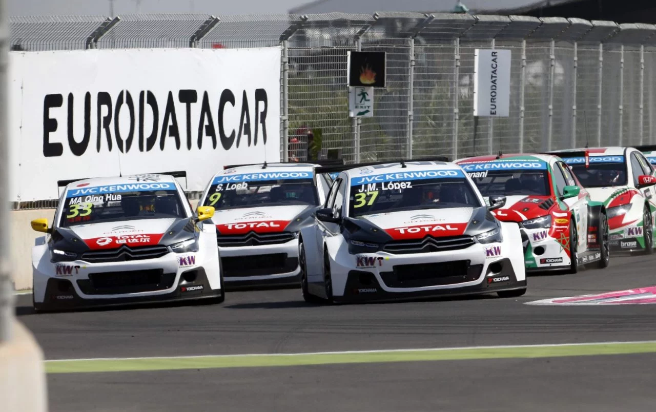 Citroën C-Elysée WTCC en formación apretada mostrando su dominio en pista.