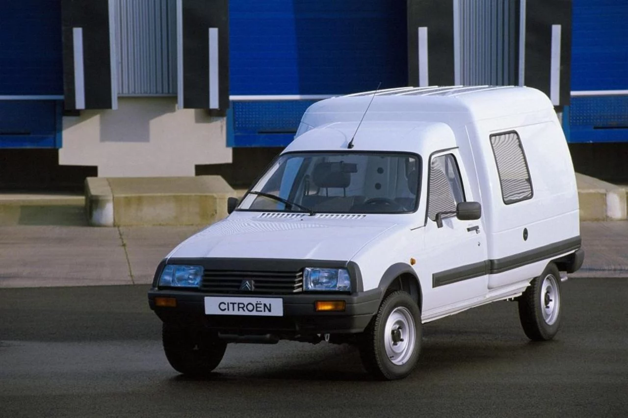 Vista del icónico Citroën C15, emblema de durabilidad y funcionalidad