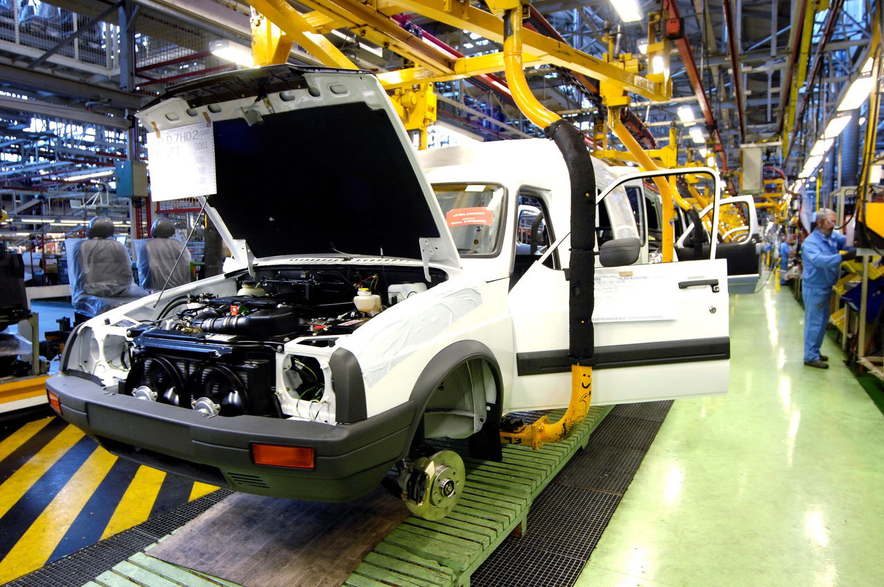 Imagen del Citroën C15 en la línea de montaje, nostálgica escena industrial.