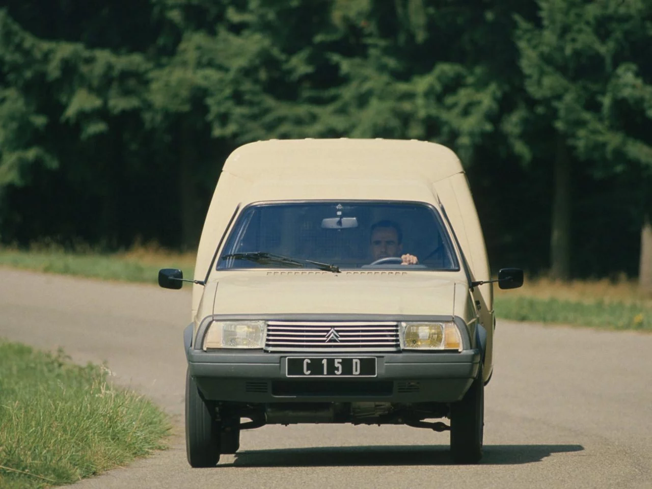 Citroën C15 en su ángulo frontal izquierdo, un clásico duradero.