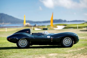 Vista lateral de un Jaguar D-Type en Pebble Beach, impecable estado de conservación