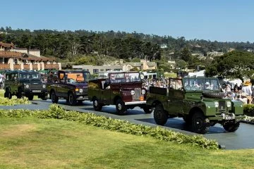 Desfile de 4x4 clásicos en Pebble Beach, majestuosidad sobre ruedas.