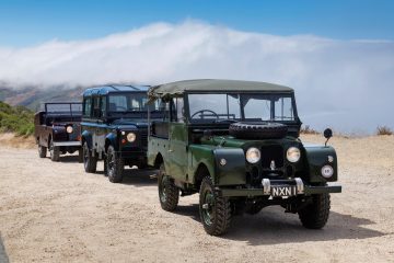 Desfile de 4x4 clásicos en Pebble Beach, majestuosidad sobre ruedas.