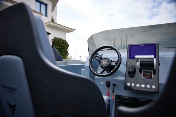 Vista interior del CUPRA Terramar e23 con enfoque en asientos y volante