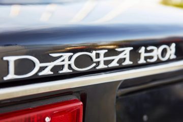 Insignia clásica del Dacia 1301, un modelo emblemático en la historia automovilística.