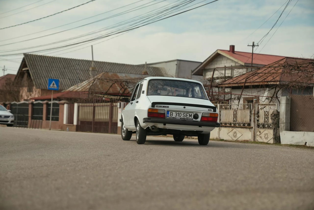 Vista lateral de un Dacia 1310 de 1972 en entorno urbano