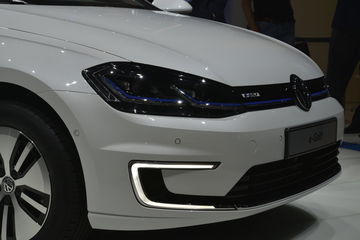 Vista delantera del Volkswagen e-Golf mostrando su diseño distintivo y faros LED