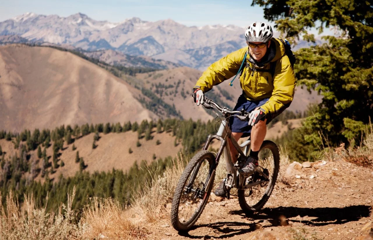 Imagen de la ebike SUV española en un entorno de montaña, destacando su diseño robusto.