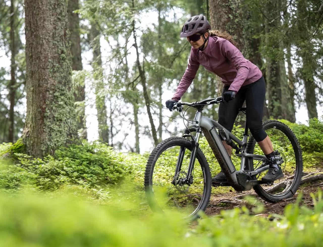 Ebiker superando terreno escabroso en Rockrider E-Expl 500