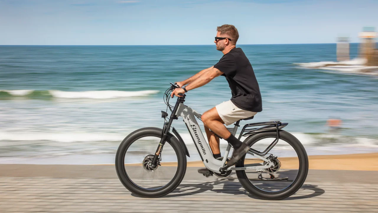 Ebike Shengmilo S600 superando terrenos difíciles con su tracción 4x4.