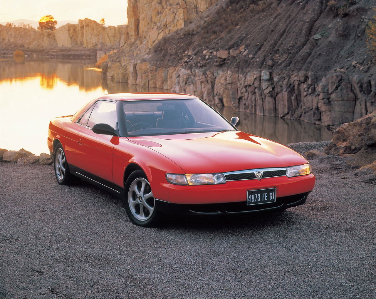 Vista del Eunos Cosmo, un ícono con motor rotativo de tres rotores.