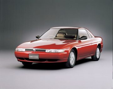 Eunos Cosmo con su icónica silueta y diseño elegante.