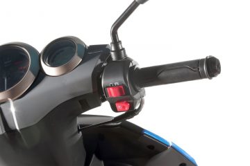 Detalle de instrumentación de la scooter FB-Mondial Imola2, acabados y ergonomía de primera.