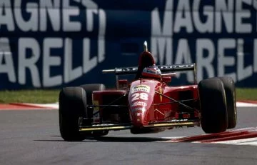 Ferrari 412T2 en acción en un circuito de F1, un clásico de la década de los 90.