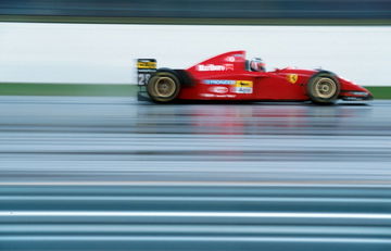 Ferrari 412T2 desplegando potencia en una pista de carreras