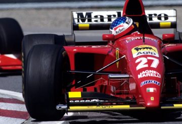 Lateral del Ferrari 412T2 en acción, leyenda de la F1 de los 90.