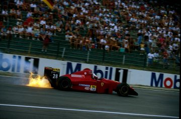 Ferrari 412T2 en acción, época dorada de la F1 con motor V12.