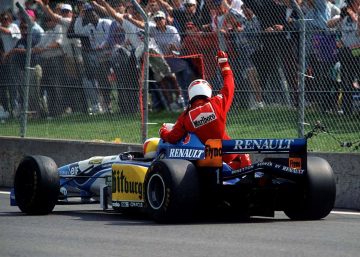 El Ferrari 412T2 en acción durante la temporada de F1 de 1995.