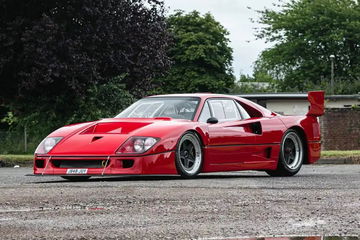 Ferrari F40 modificado con ensanche y llantas aftermarket