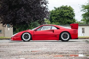 El Ferrari F40 ostenta un motor V12 que desafía su diseño original.