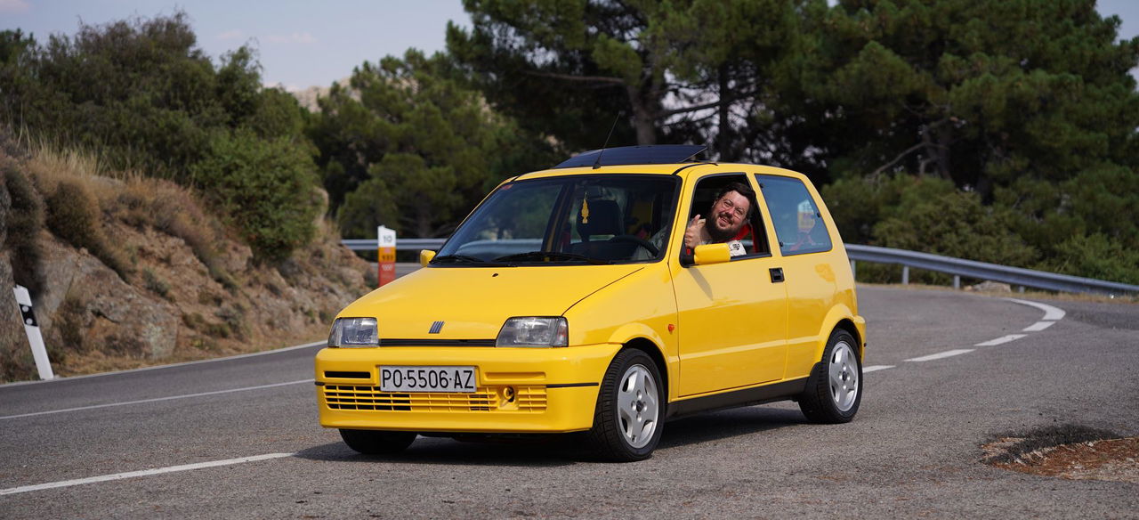 Imagen dinámica del Fiat Cinquecento tomando una curva.