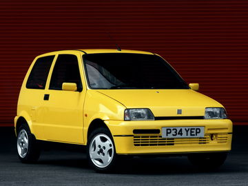 Vista delantera lateral del Fiat Cinquecento Sporting en color amarillo