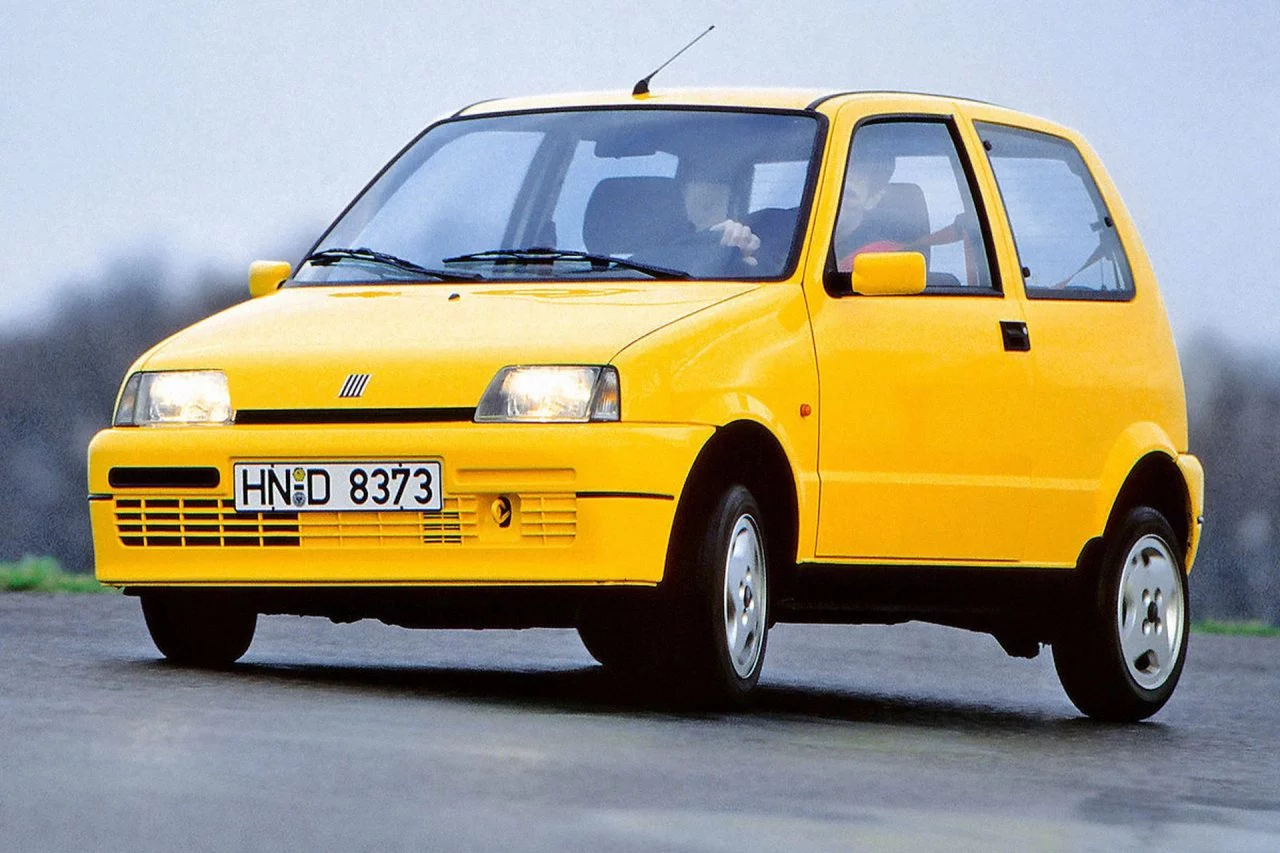 Fiat Cinquecento Sporting en una actitud dinámica, colores vibrantes.