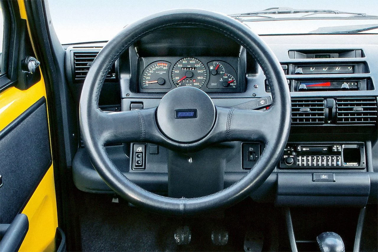 Vista del cuadro de mandos del Fiat Cinquecento Sporting, con claro enfoque deportivo.