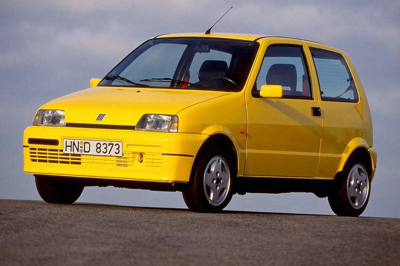 Vista lateral del Fiat Cinquecento Sporting en tono amarillo vibrante