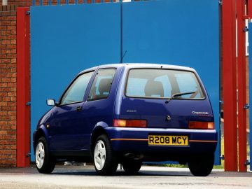 Vista lateral del Fiat Cinquecento Sporting en color azul