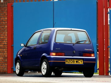 Vista lateral del Fiat Cinquecento Sporting en color azul