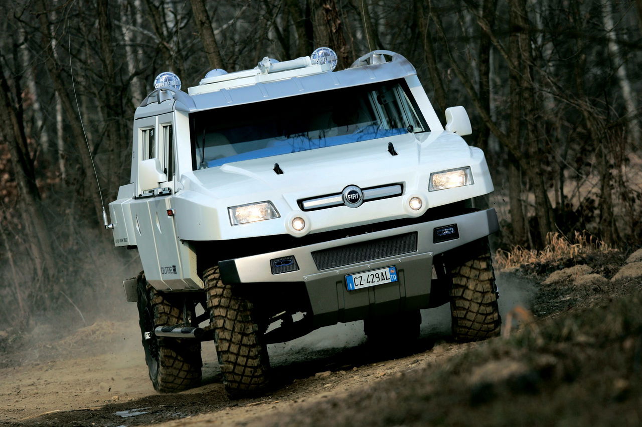 Vista delantera y lateral del Fiat Oltre, 4x4 con capacidad de 3 toneladas.