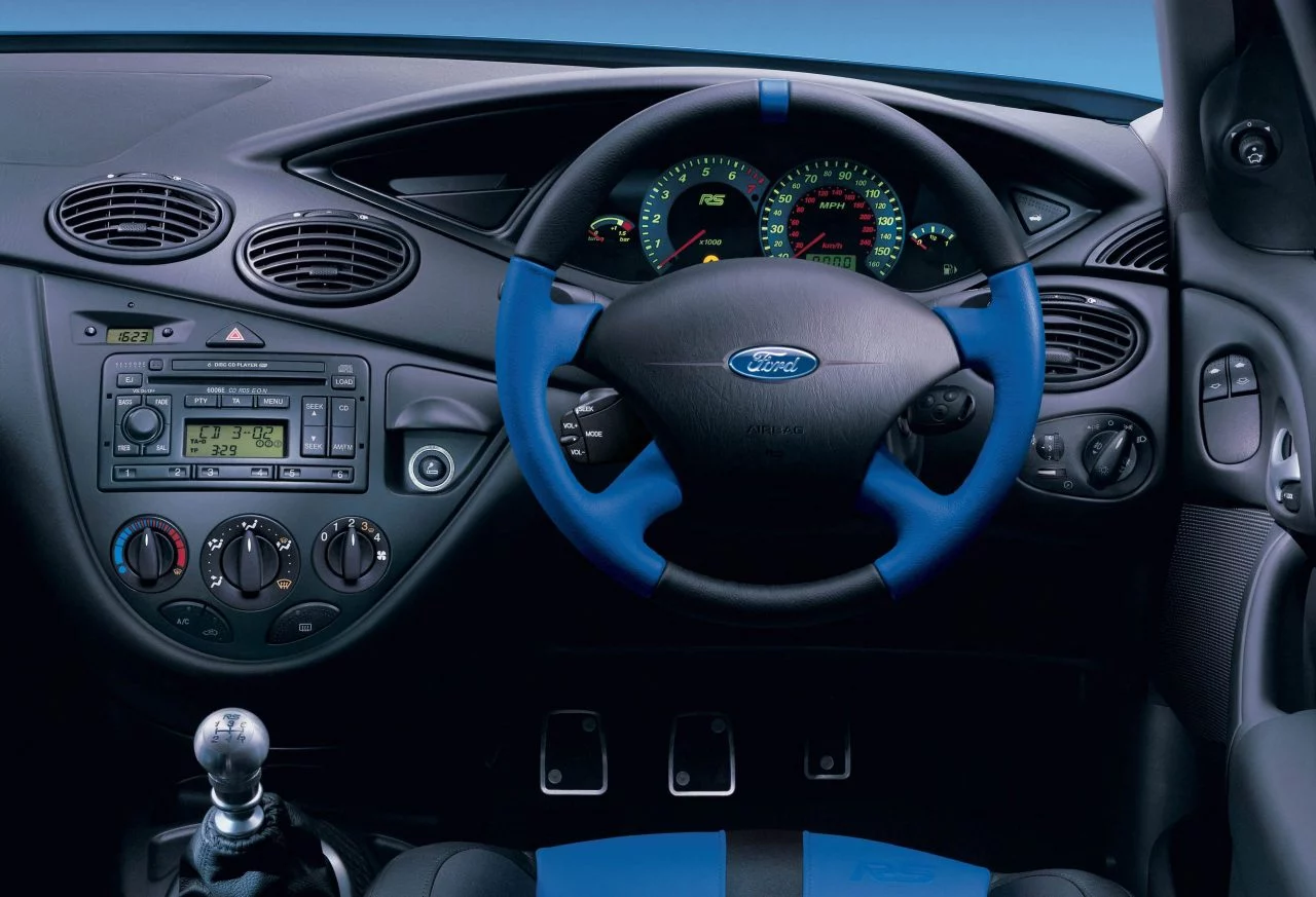 Habitáculo del Focus RS Mk1 destacando la ergonomía y deportividad.