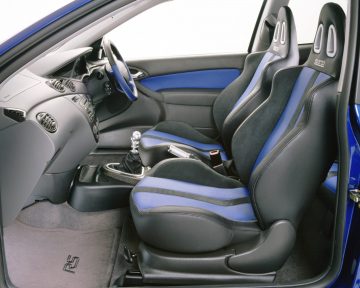 Habitáculo deportivo en tonos azul y negro que resalta la deportividad del Focus RS.