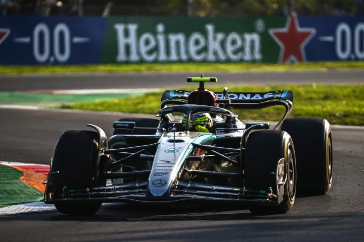 Monoplaza de F1 en acción durante FP3 en Monza, dinamismo y velocidad en su máxima expresión.