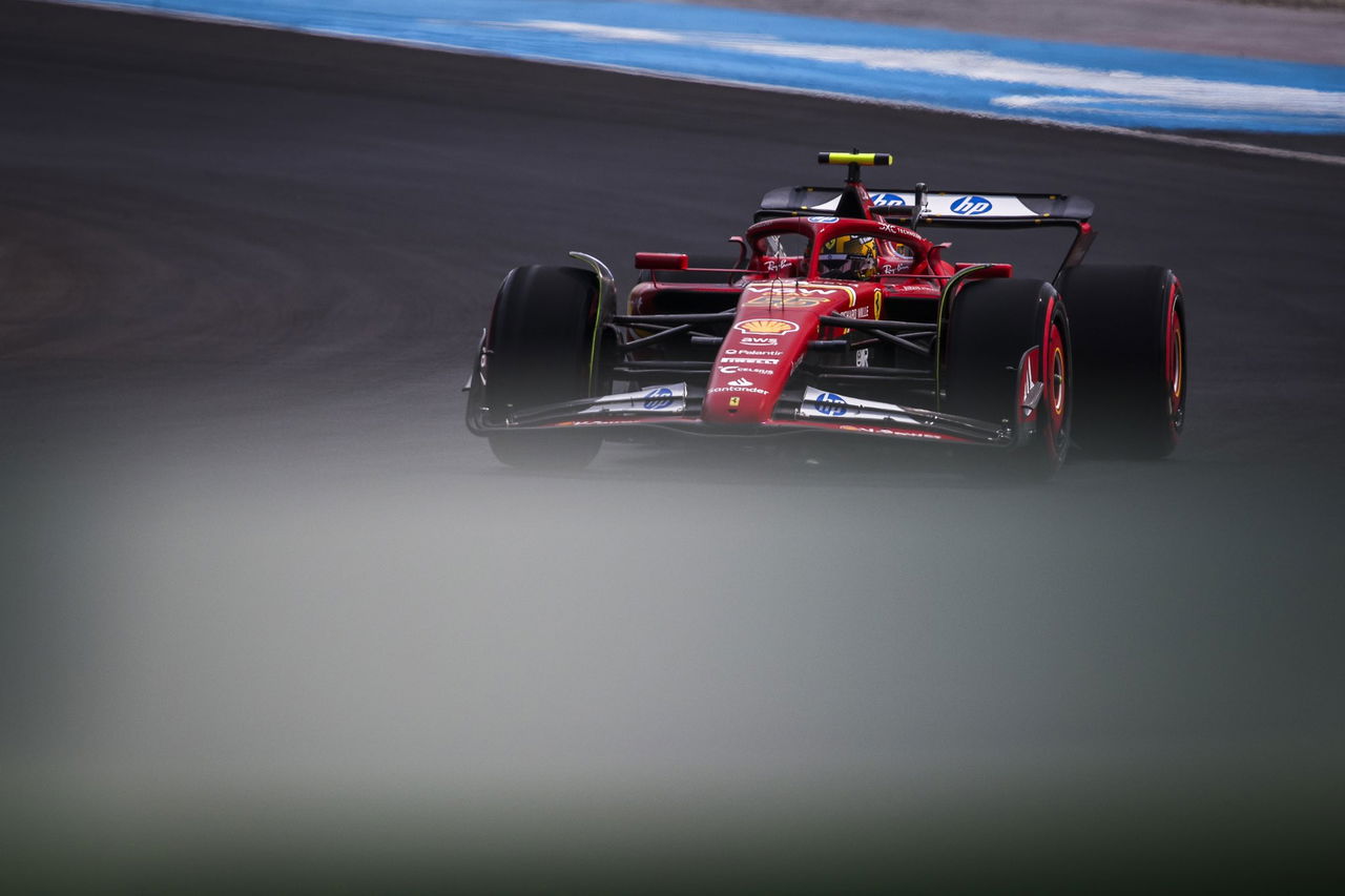 Monoplaza a toda velocidad en el circuito de Monza, neumáticos desafiando el asfalto.