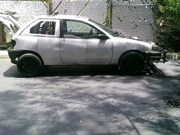 Una visión inusitada de un Geo Metro modificado con presencia intimidante.