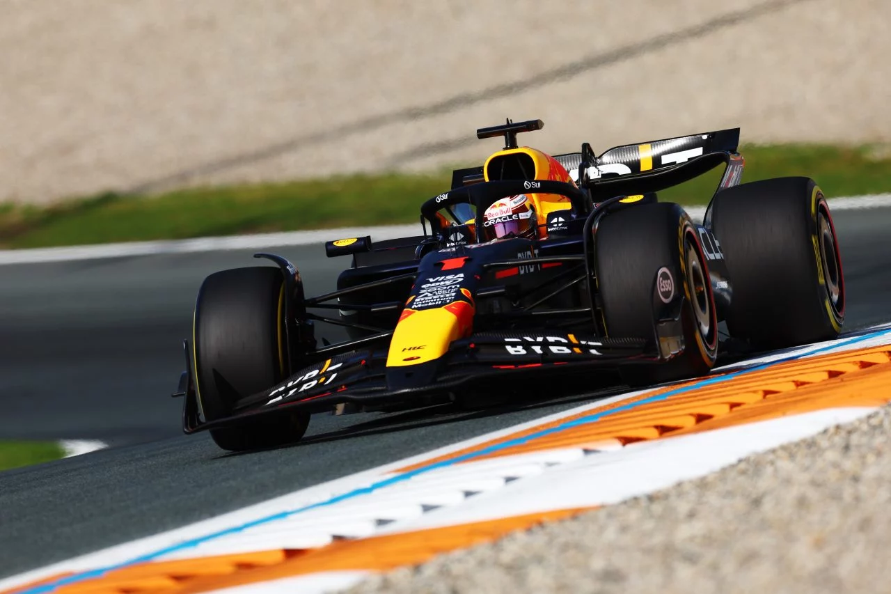 George Russell en Red Bull domina en los libres con Sainz enfrentando problemas.