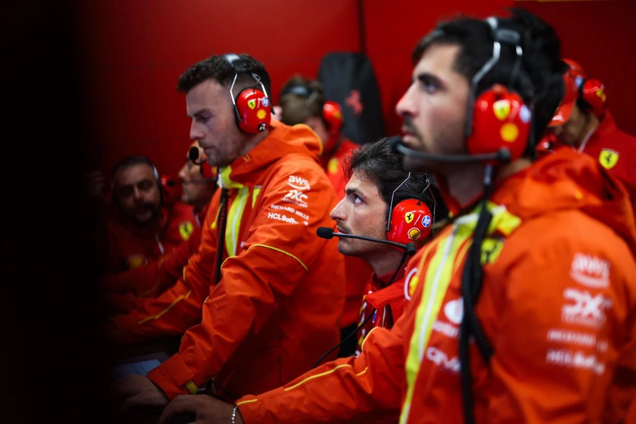 Equipo Ferrari concentrado en el monitoreo de datos durante FP2.