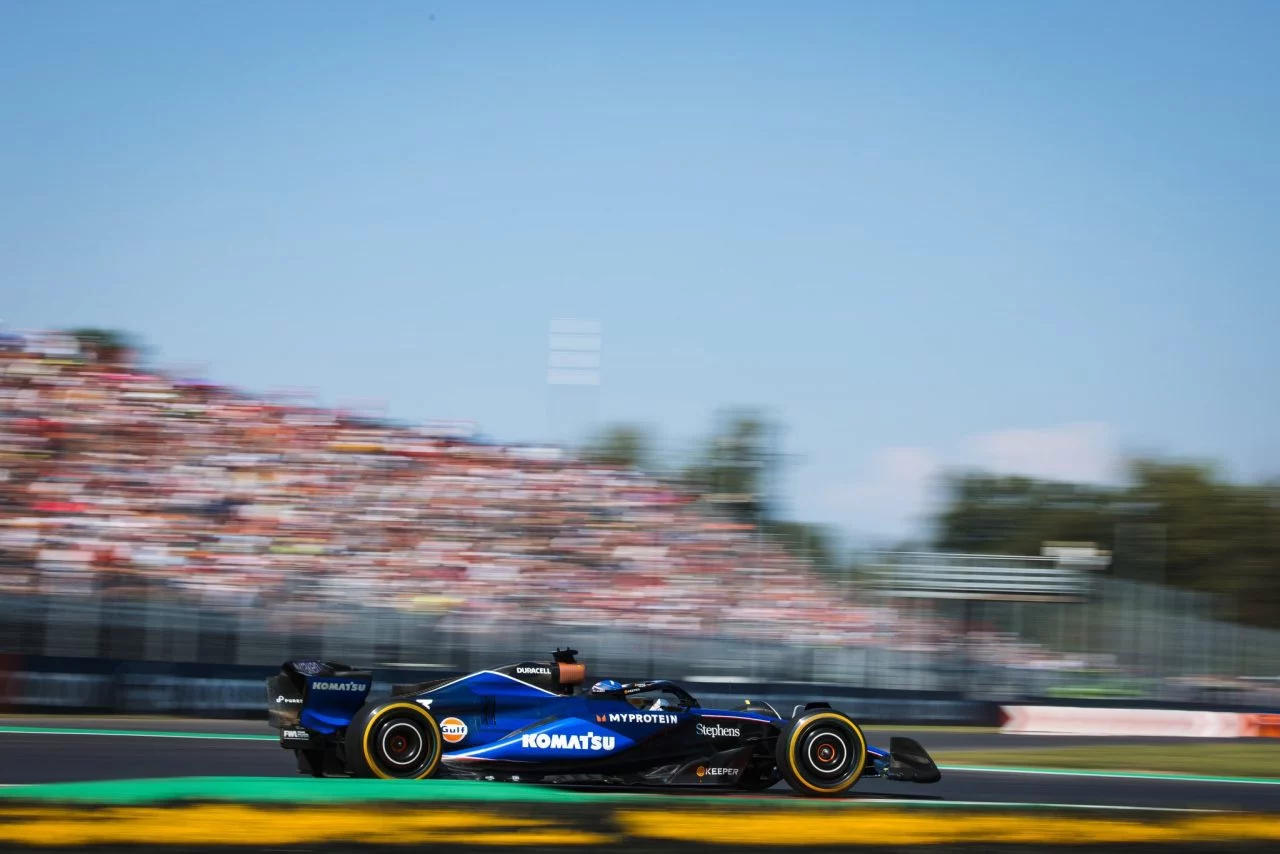 Monoplaza en acción durante FP2 en Monza