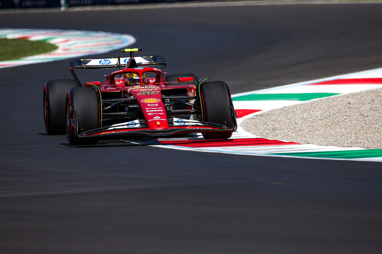 Lewis Hamilton lidera FP2 en Monza con su monoplaza.