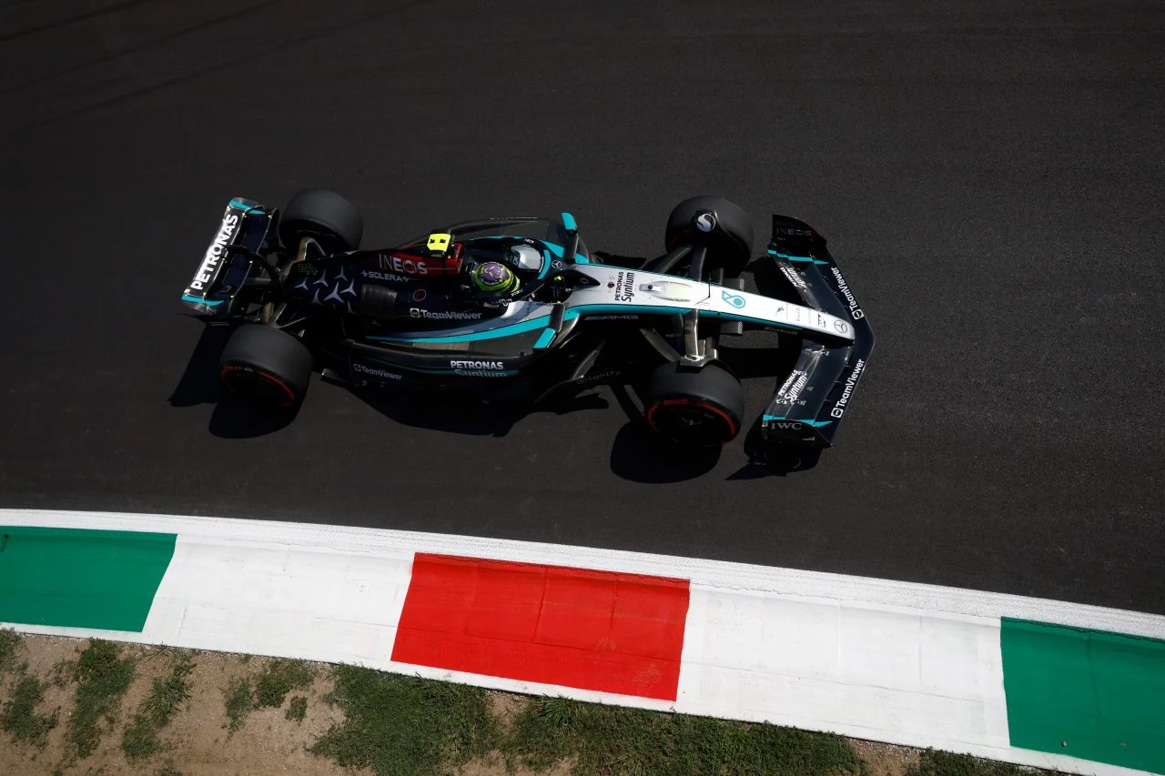 Lewis Hamilton domina la FP2 en su Mercedes en Monza, muestra de velocidad y técnica.