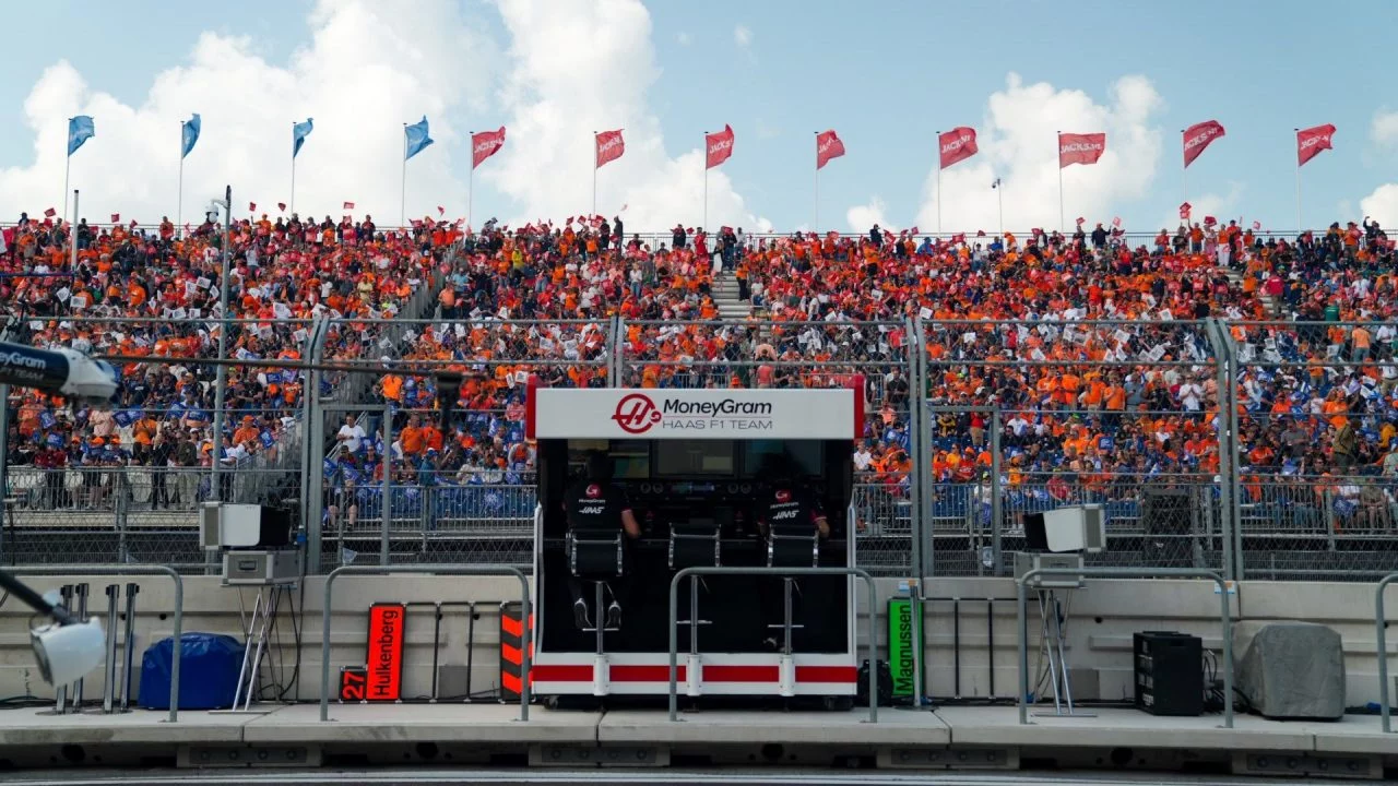 Vista trasera lateral del equipo Haas F1 en el circuito de Zandvoort