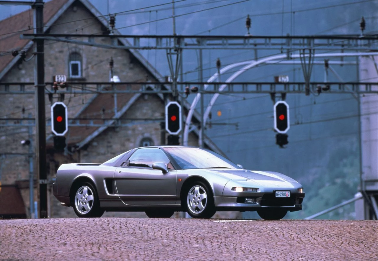 Lateral del Honda NSX que muestra líneas aerodinámicas y diseño atemporal.